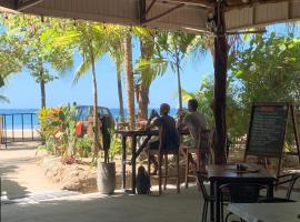 Beach Front Bahia，位于萨玛拉的家庭/亲子酒店