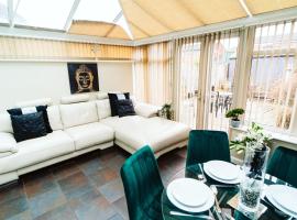 Turves Place, 3 Bedroom property/near MCR Airport，位于奇德尔休姆的宠物友好酒店