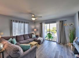 Relaxing Harbor Island Condo Walk to the Beach!，位于Oceanmarsh Subdivision的酒店