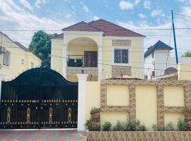 Janha's Senegambia Villa Holiday Rental With Free Wifi，位于Amdalai的度假屋
