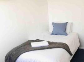 Arbnb Comfy Sleep Guest House Self Catering Private Bedrooms 60 pound per night per person，位于伦敦的酒店