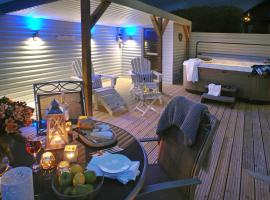 SandPipers Luxury hot tub lodge with 2 ensuites a private Sauna & BBQ terrace，位于大圣科勒姆的海滩酒店