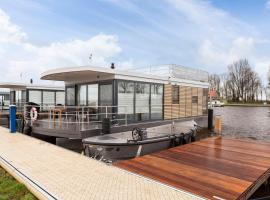 Houseboat 'Elysium' met eigen aanlegsteiger Sneek - Offingawier，位于Offingawier的别墅