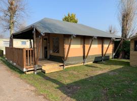 Glamour Glamping at little beach, fully heated，位于亚贝克的酒店