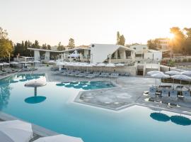 Falkensteiner Premium Mobile Homes and Camping Zadar，位于扎达尔的带泳池的酒店