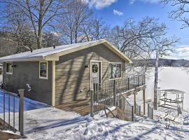 Happys Haven Cabin with Gas Grill and Fire Pit!，位于Lodi的酒店