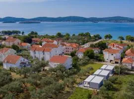 Beautiful Home In Sveti Filip I Jakov With Kitchen