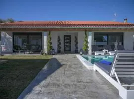6 Bed Villa - Sleeps 15 - Pets - Pool - Jacuzzi