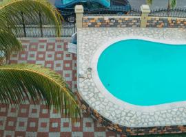 RS VILLA student share apartments with private room,free wifi ,100mts to the beach，位于弗利康弗拉克的酒店