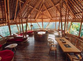 Temple House 3bds Eco Bamboo House Pool River View，位于Bringkit的酒店