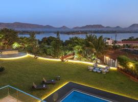 SaffronStays Jannat, Igatpuri 100 Percent pet-friendly villa with amazing lake view，位于纳西克斯里卡拉拉姆研究寺庙附近的酒店