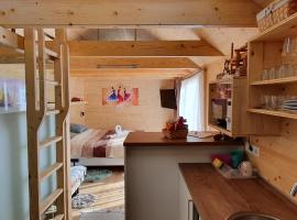 Apartma, glamping Na koncu vasi，位于柳托梅尔的乡村别墅