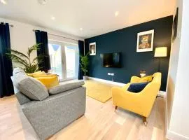Stunning NEW Large 3 bedroom House - 5 Minutes to the nearest Beach! - Great Location - Garden - Parking - Fast WiFi - Smart TV - Newly decorated - sleeps up to 7! Close to Poole & Bournemouth & Sandbanks