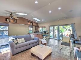 Bright Poway Studio with Shared Outdoor Oasis!，位于波威的酒店