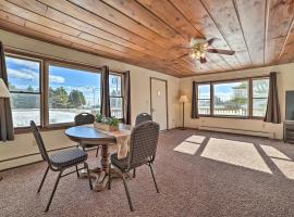 Cozy Tawas City Home with Views of Lake Huron!，位于托瓦斯城的酒店