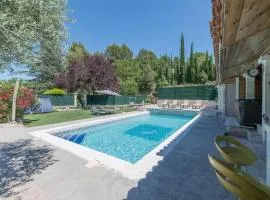 Superb house with pool near the Luberon