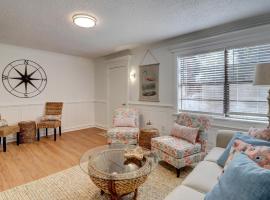 #114 Colorful Charming Condo 2BDR/2 Parking，位于希尔顿黑德岛的酒店