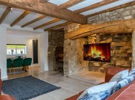 Stunning 4 Bedroom Cottage-Sleeps 8-Free Parking