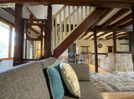 Le Figuier - 4 bedroom Farmhouse Gite，位于Limalonges的酒店