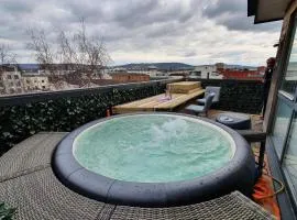 Central Penthouse with Hot Tub & Views 24