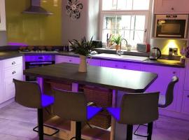 Stylish & Contemporary 5 * Fully Renovated Luxurious Holiday Cottage Ambleside，位于安布尔塞德的酒店