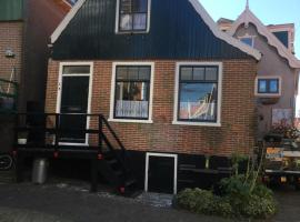 Family fisherman's house Volendam，位于福伦丹的公寓