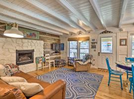 Riverfront Home with Fire Pit and Deck in Lansing，位于Lansing的酒店