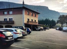 HOTEL MONTES OBARENES，位于潘科尔沃的酒店