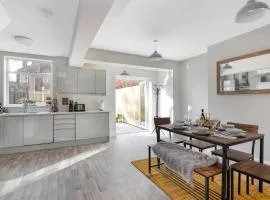 Spacious 3 Bed House, Netflix, Garden, Parking