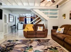 Cheerful 2 - Bedroom Townhouse with free parking in New Kingston