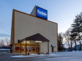 Travelodge by Wyndham Cleveland Airport，位于布鲁克帕克的酒店
