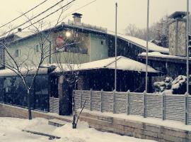 Discret Hotel & Restaurant，位于Vladaya的酒店