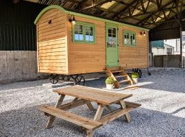 Finest Retreats - The Shepherd's Hut at Northcombe Farm，位于比沃辛的农家乐