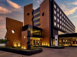Essentia Luxury Hotel Indore，位于印多尔的酒店