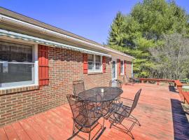 Quaint Creekside Home with Spacious Deck and Yard，位于Atkins的酒店