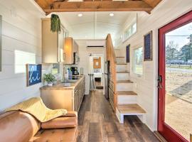 Shared Dock & Lake Access: Daingerfield Tiny Home，位于Daingerfield的酒店