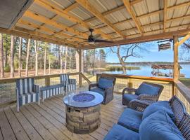 Lakefront Daingerfield Retreat w/ Shared Dock!，位于Daingerfield的酒店