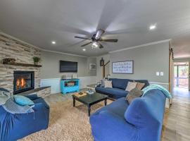 Mtn Escape with Deck and Views - Near Race Track!，位于鲁伊多索唐斯的酒店