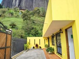 Hermosa casa de campo en GUATAPÉ，位于瓜塔佩瓜塔佩巨岩附近的酒店