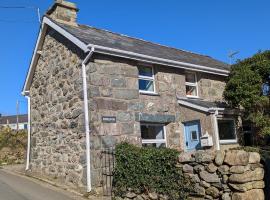 Cosy, coastal cottage in Snowdonia，位于哈雷克的酒店