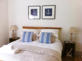 Harbour Retreat Padstow - Entire Apartment in the beautiful old town of Padstow Harbour，位于帕兹托的海滩酒店