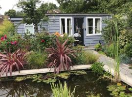 Lovely detached garden chalet，位于Broadstone的木屋