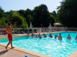 Mobil Home XXL 4 chambres - Camping Le Coiroux，位于Aubazines的酒店