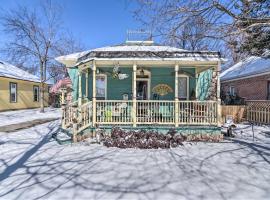 Charming Loveland Home with Yard, Walk to Dtwn!，位于拉夫兰的酒店