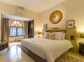 "LE 21", EXCLUSIVE LUXURY DUPLEX 400m FROM JEMAA EL FNA PLACE -HAMMAM-JACUZZI-KOUTOUBIA VIEW-ROOF TERRACE -SPEED WIFI