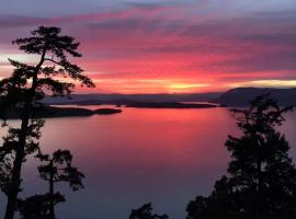 Shangri-La Oceanfront vacation home，位于Pender IslandMayne Island Waterdome附近的酒店