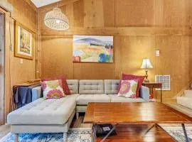 Modern & Sleek Condo - Creekside #110