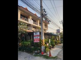 P＆T旅舍，位于班拉克海滩的酒店