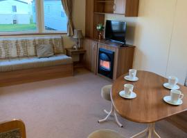 Cosy Private Caravan Romney Sands Holiday Park，位于新罗姆尼的露营地