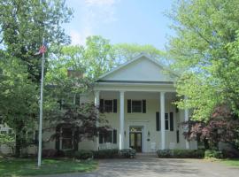 Farrell House Lodge at Sunnybrook Trout Club，位于桑达斯基Marblehead Lighthouse附近的酒店